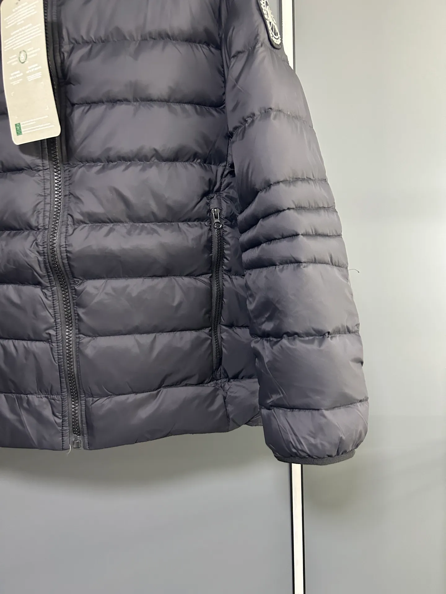 P660 CANADA GOOSE Canada Goose Crofton solid color hooded zipper outdoor warm rib down jacket 90 down filling 750 fill power Tajima embroidery white duck down short lightweight hooded down jacket jacket small zipper pocket on the chest side for storing things The Thorium AR hooded model is versatile, durable and warm. It can be used as a mid-layer in winter and winter, or worn alone. It can also be easily worn with hard-shell clothing in cold environments.     The fabric has been improved with AratoTM30 nylon fabric with fine texture, which is super warm and very wear-resistant. It is also treated with DWR, which can effectively prevent water and moisture.     DownCompositeMapping zone filling technology can reasonably allocate down insulation and synthetic insulation areas. The simple design of StormHoodM is made of synthetic insulation materials. Zippered hand pockets, inner zipper pockets. Combination of technology and technology. Lightweight and warm. Three-dimensional tailoring. Hooded design. Complete three-label accessories. What you see is what you get. Same style for men and women. Color: off-white. Size: M-3XL.